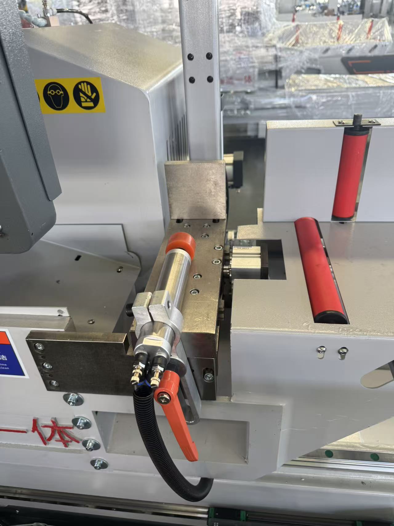 Gergaji Potong Pusing Dalaman 550 CNC (45° & 90°)