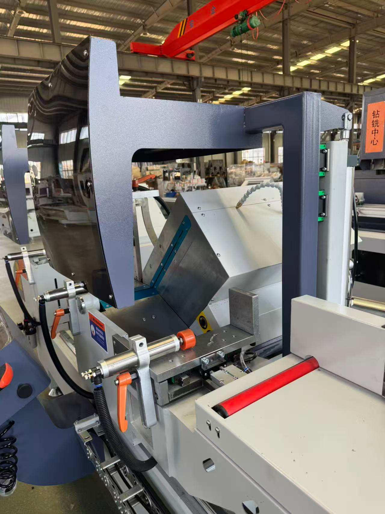 550 CNC Outward Swing Pengeluaran Volume Tinggi Gergaji Miter, 45°/90°