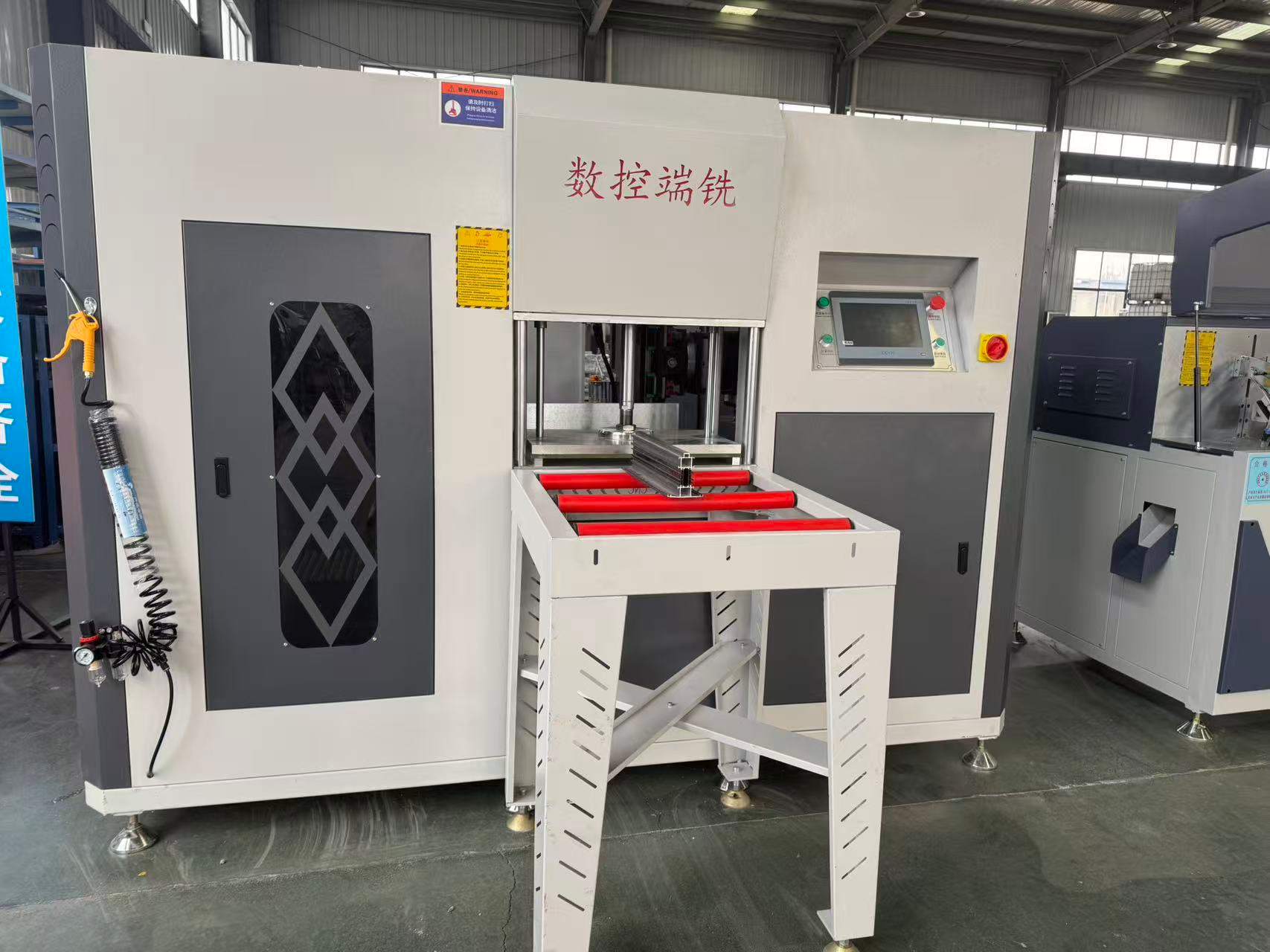 Penggiling Penghujung CNC Paksi 3+2 Ketepatan Tinggi untuk Mullion Aluminium Berbentuk Khas