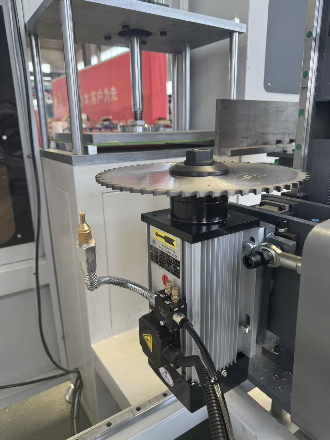 Multi-Angle 3+2 Axis CNC End Miller untuk Profil Mullion Aluminium Tidak Sekata